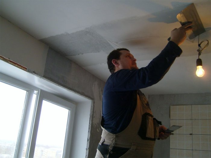 Как использовать шпатлевку на потолке?